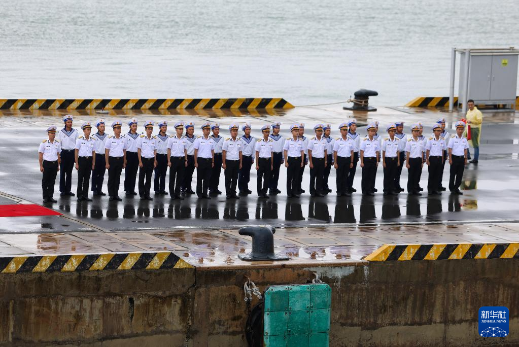 中国海军989编队抵达越南进行友好访问