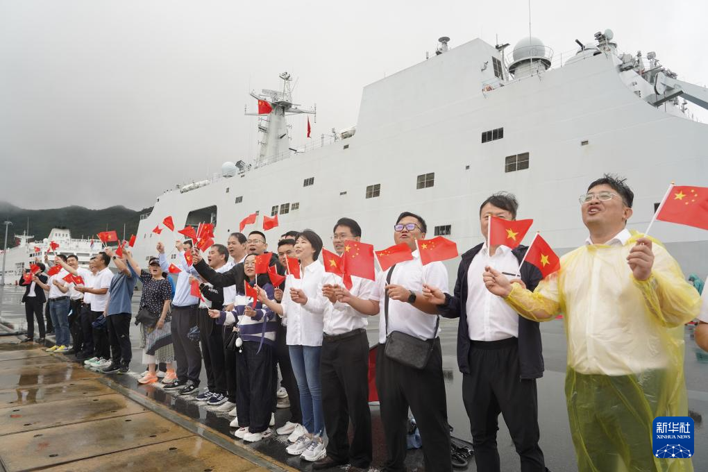 中国海军989编队抵达越南进行友好访问