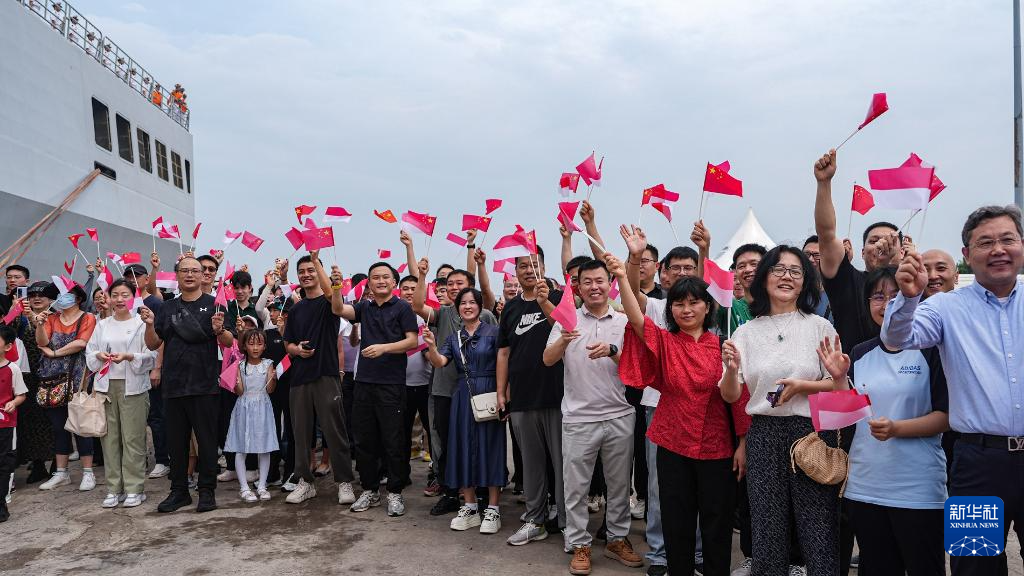中国海军989编队抵达印度尼西亚进行友好访问