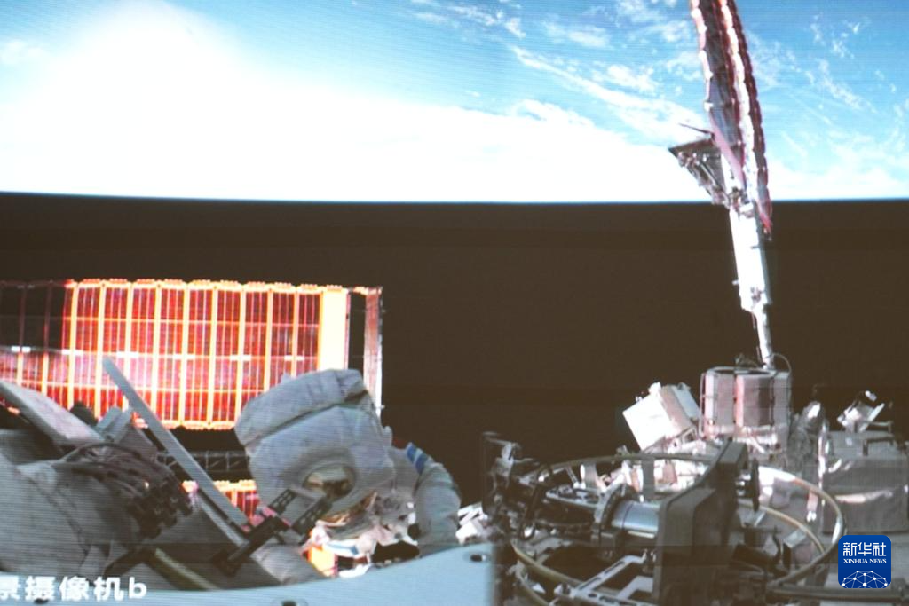 神舟二十一号航天员乘组圆满完成第一次出舱活动