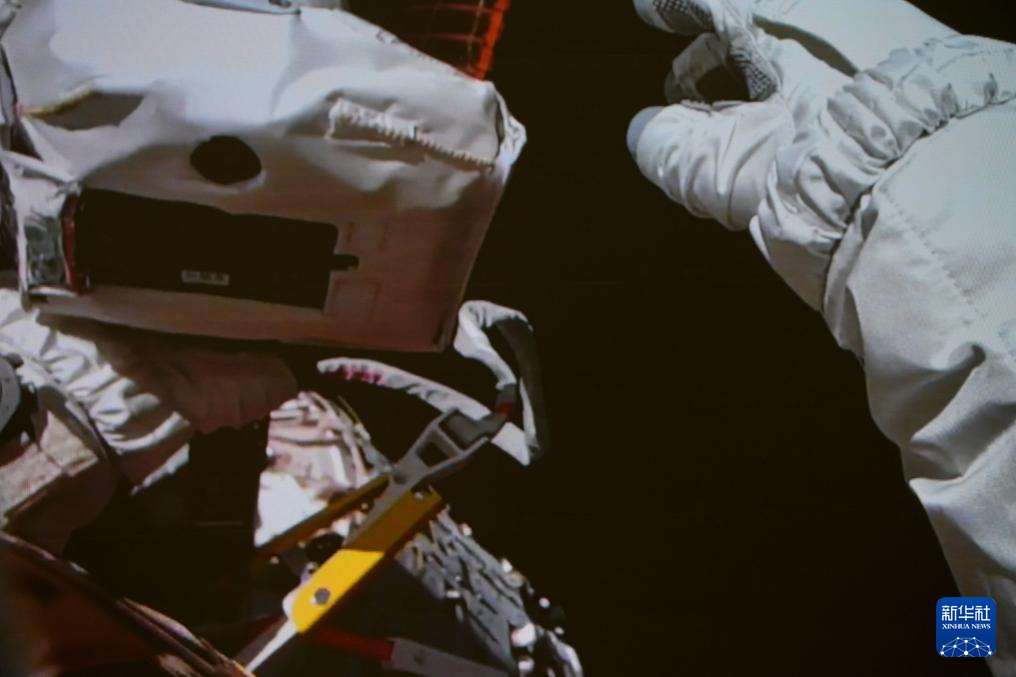 神舟二十一号航天员乘组圆满完成第一次出舱活动