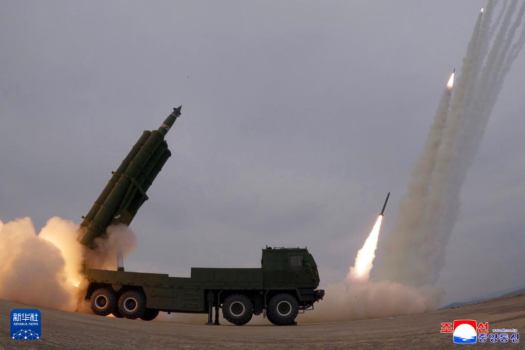 朝鲜远程炮兵进行火力打击训练 金正恩现场观摩