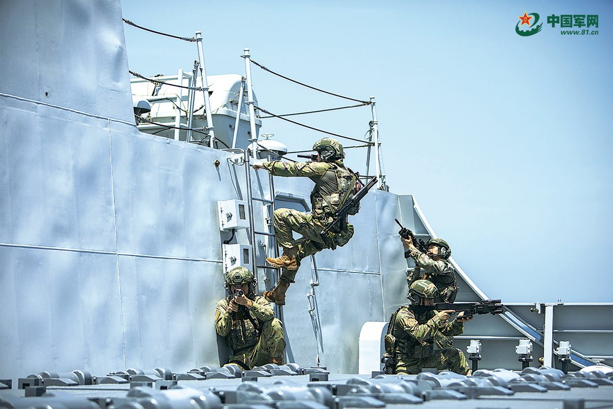 海天协同砺精兵——海军第48批护航编队开展反海盗演练速写
