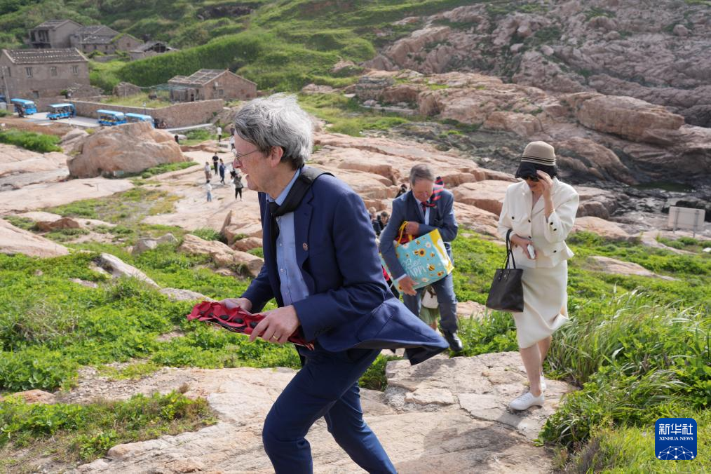 “里斯本丸”号英军战俘后人赴舟山纪念沉船营救事件