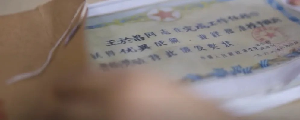 把一等功奖状压箱底46年的英雄老兵,荣获“七一勋章”!