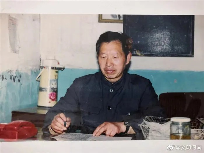 把一等功奖状压箱底46年的英雄老兵,荣获“七一勋章”!