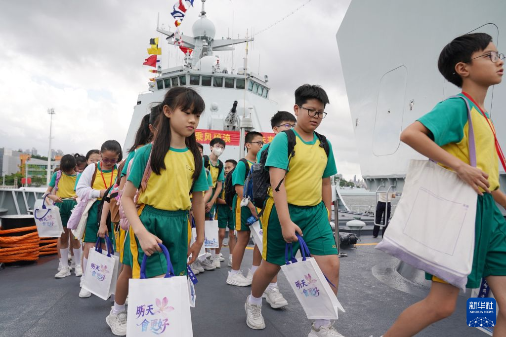 登上英雄舰,感受家国情——海军南宁舰、衡阳舰来港引发参观热潮