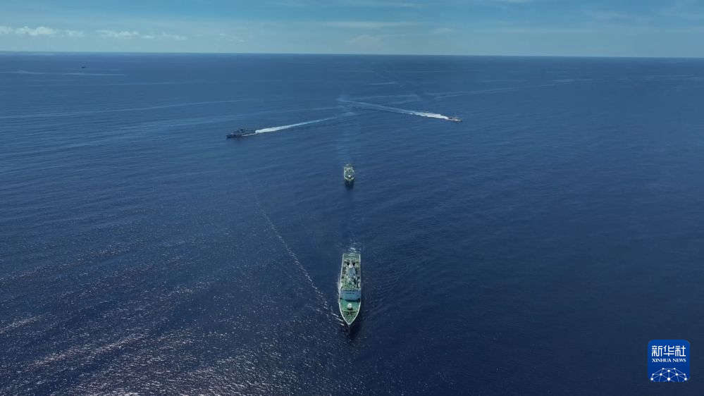 中国海警在黄岩岛海域组织维权执法管控演练