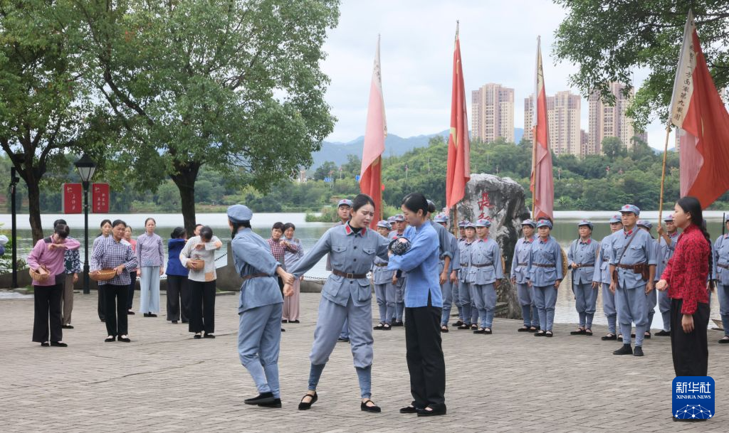 江西于都:长征渡口重现红军长征送别动人场景