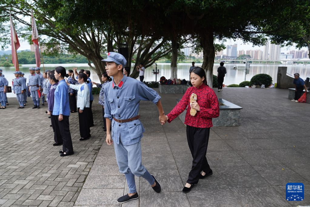 江西于都:长征渡口重现红军长征送别动人场景