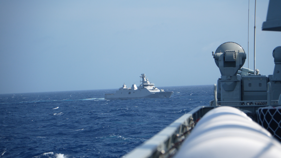 中国海军红河舰与印尼海军“莱”号护卫舰位台岛以东海域圆满完成通航演练
