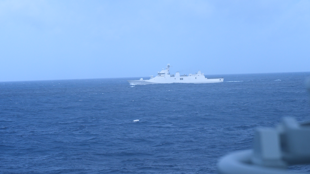 中国海军红河舰与印尼海军“莱”号护卫舰位台岛以东海域圆满完成通航演练