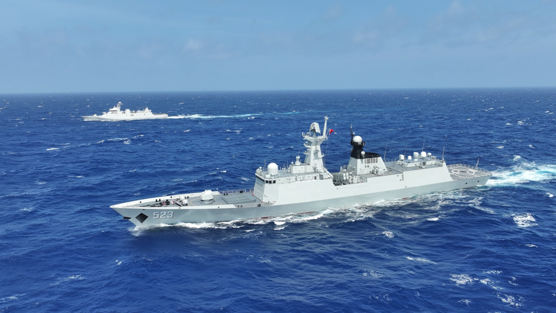 中国海军红河舰与印尼海军“莱”号护卫舰位台岛以东海域圆满完成通航演练