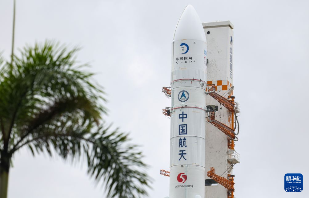 嫦娥七号计划近日择机实施发射 器箭组合体完成垂直转运