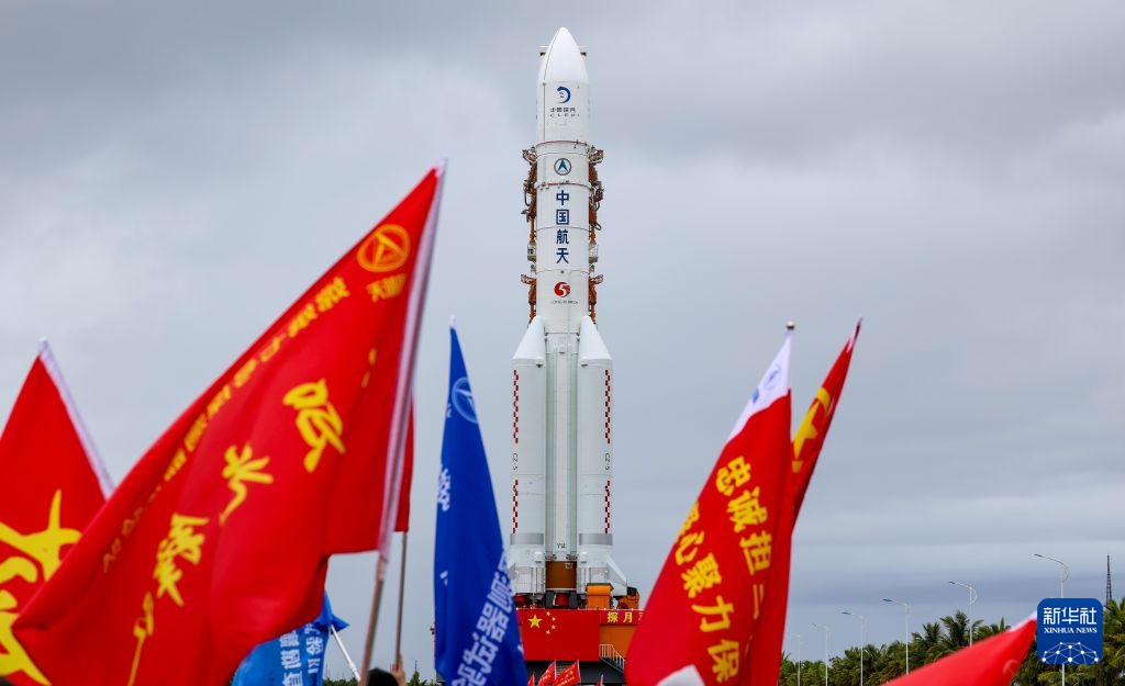 嫦娥七号计划近日择机实施发射 器箭组合体完成垂直转运