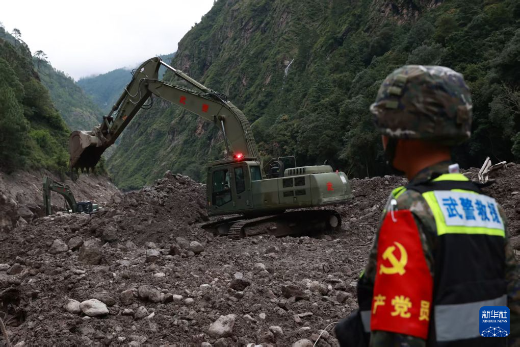 挺进西藏吉隆泥石流灾区——解放军和武警部队官兵救援现场见闻