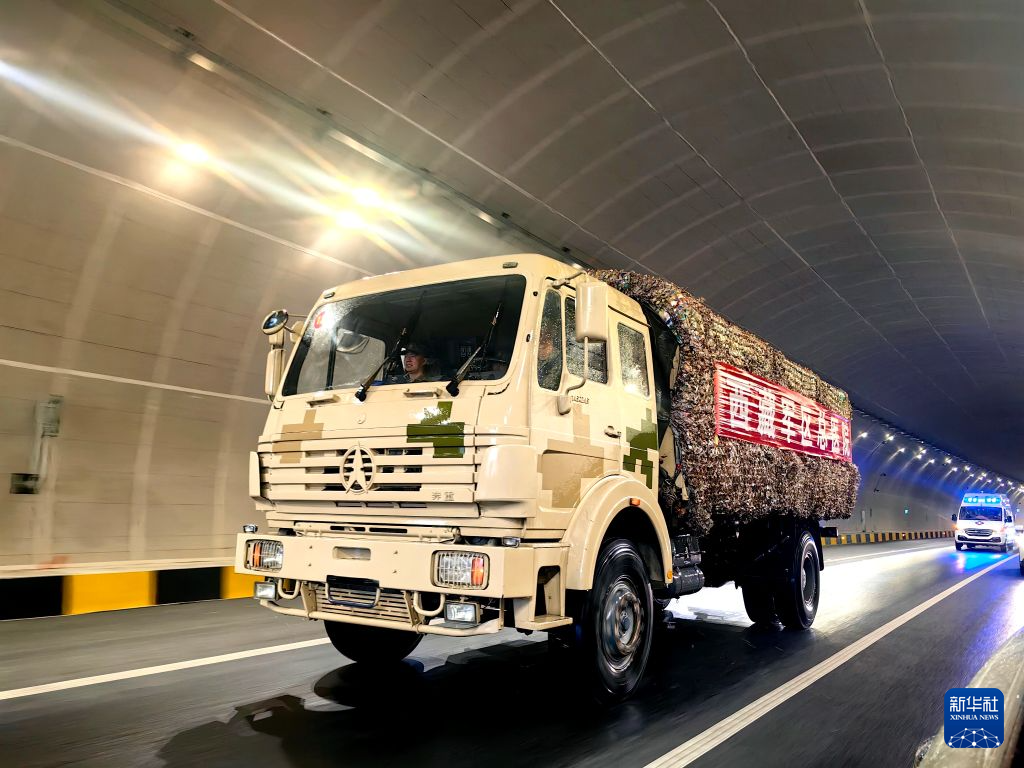 挺进西藏吉隆泥石流灾区——解放军和武警部队官兵救援现场见闻