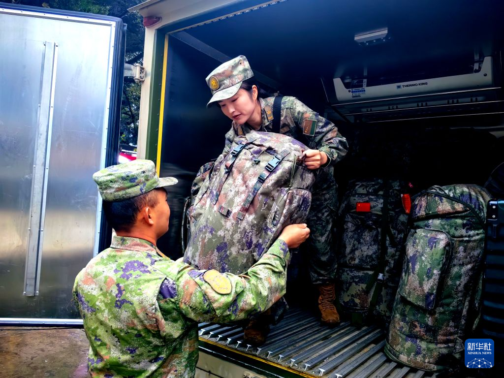 挺进西藏吉隆泥石流灾区——解放军和武警部队官兵救援现场见闻