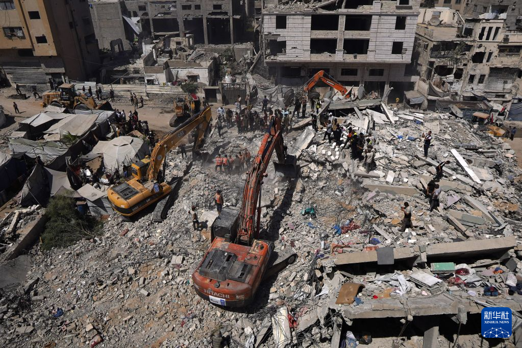 加沙城一战损建筑倒塌致至少20人死亡