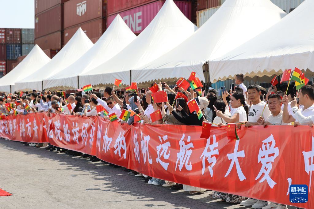 中国海军“吉祥方舟”号医院船抵达加纳